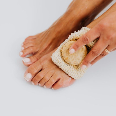 Ποδόλουτρο με ξίδι και δεντρολίβανο: Ο απόλυτος τρόπος για να αναζωογονήσεις τα πόδια σου