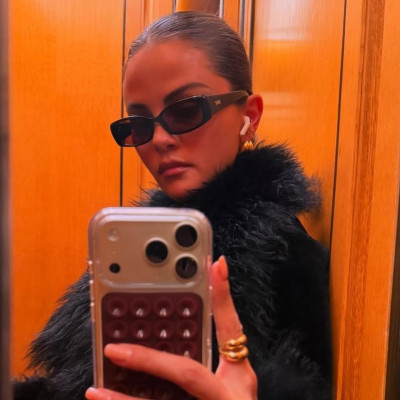 Η Selena Gomez υιοθέτησε από τώρα το manicure της άνοιξης