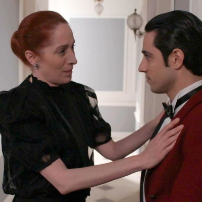 Η εκτέλεση ενός αθώου στο Grand Hotel: Πώς στήθηκε η πλεκτάνη και ο θρήνος της μαμάς Κόρας Καρβούνη