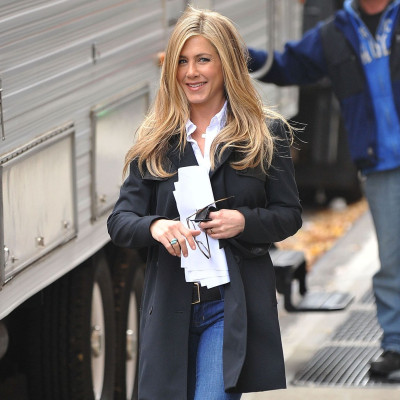 Η Jennifer Aniston ξέρει ακριβώς πώς να συνδυάσει το τζιν με μπότες για τον κρύο καιρό