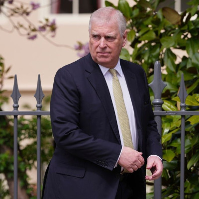 Πρίγκιπας Andrew: Οι φωτογραφίες του μετά τη σύλληψη έχουν γίνει viral