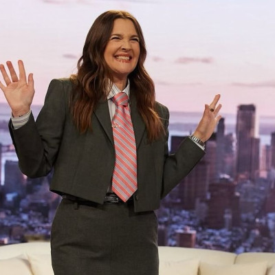 Είναι η Drew Barrymore η φίλη που όλοι θέλουμε; Στα 51 της, ναι είναι!