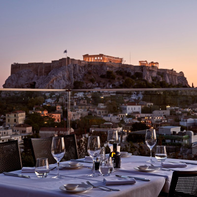 Σε ένα από τα ομορφότερα rooftops της Αθήνας, τα πιάτα κλέβουν το βλέμμα από τη φωτισμένη Ακρόπολη