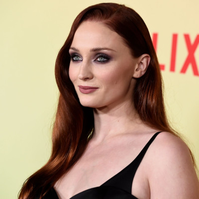 Sophie Turner: Η διάδοχος της Angelina Jolie μίλησε πρώτη φορά για τη νέα, πιο ευφυή Lara Croft