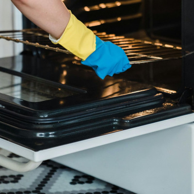 Πώς να καθαρίσεις γρήγορα όλο τον φούρνο σου μόνο με μαγειρική σόδα