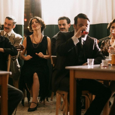 ASTORIA: Μια μουσική ιστορία για τους Έλληνες που άντεξαν από τις 19 Μαρτίου, στο Θέατρο Παλλάς