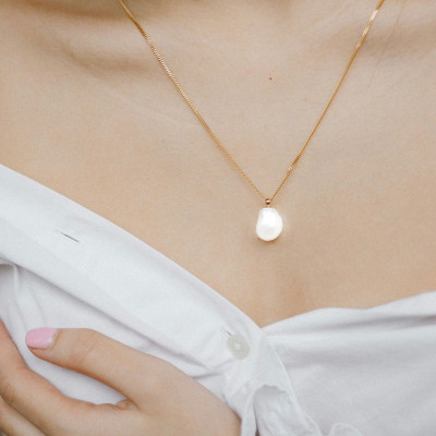 Breast milk jewelry: Γιατί όλες οι new moms μιλούν για αυτά τα κοσμήματα;