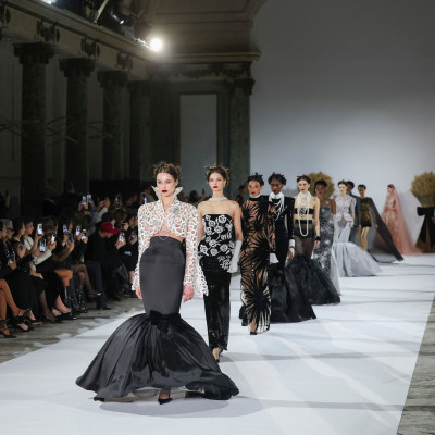 12 εμφανίσεις από τις πασαρέλες που ταιριάζουν με το dress code του Met Gala 2026, «Fashion Is Art»