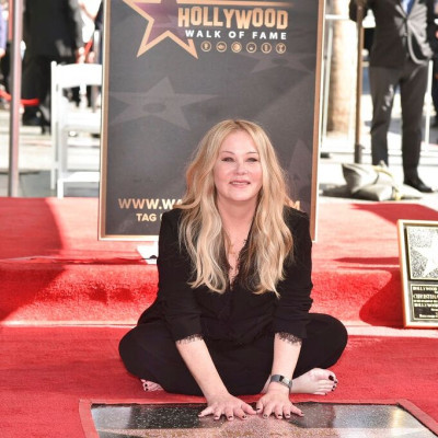 You With the Sad Eyes: Η αυτοβιογραφία της Christina Applegate είναι γεμάτη πόνο & ανθεκτικότητα