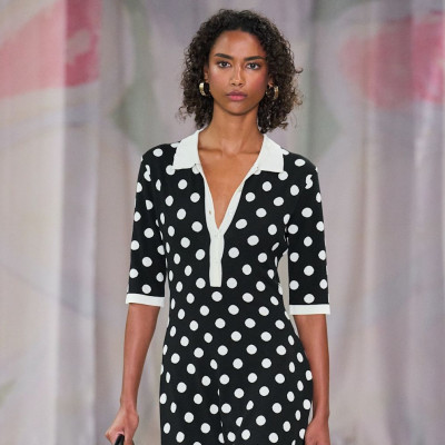 Η άνοιξη του 2026 θα είναι πουά: Το αγαπημένο μας print θα είναι hot τάση και αυτή τη σεζόν