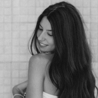 Μια κουταλιά καφέ στο λούσιμο; Το απλό beauty trick που έγινε τάση & τι πραγματικά κάνει στα μαλλιά