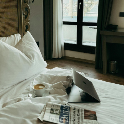 Γιατί πρέπει (επιτέλους) να καθαρίζεις τον χώρο κάτω από το κρεβάτι σου με λευκό ξίδι