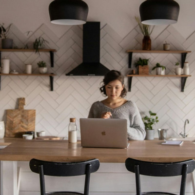 Τέλος οι νησίδες; Η νέα τάση στις κουζίνες για το 2026 που αλλάζει τα δεδομένα