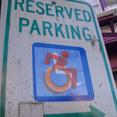 Σπάζοντας την ακινησία: Το νέο σύμβολο για τα ΑμεΑ χαροποίησε τη Μαρίζα Ρίζου (κι εμάς επίσης!)