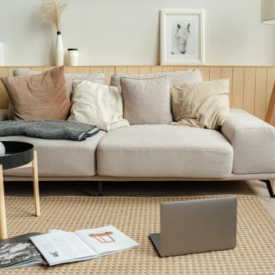 Soft Minimal: Η νέα τάση που αφήνει πίσω τον «ψυχρό» μινιμαλισμό για ένα σπίτι γεμάτο ζεστασιά