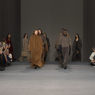Max Mara F/W 26: «Ανεμοδαρμένα ύψη» και θηλυκότητα χωρίς περιορισμούς, σε μία συλλογή