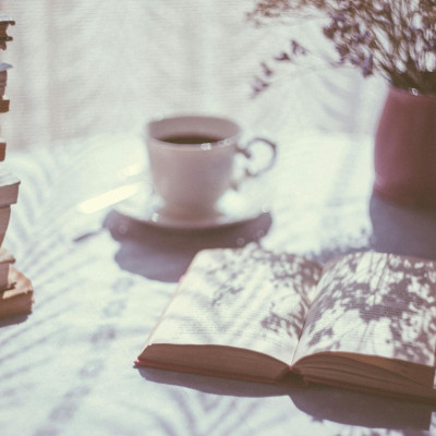 8 βιβλιοκαφέ στην Αθήνα για καφέ, βιβλία και χαλαρή ατμόσφαιρα