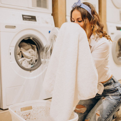 Ο «κανόνας των 30 λεπτών» είναι το μυστικό για να μη μυρίζουν τα ρούχα υγρασία μετά το πλύσιμο