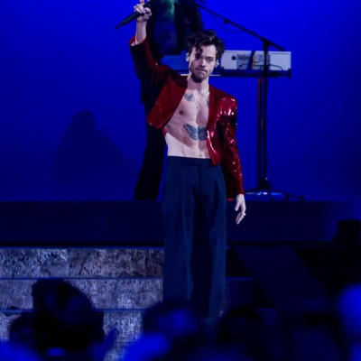 Ο Harry Styles μιλά για dating apps, αραίωση μαλλιών & στενά jeans - Oops ξέχασε την Zoë Kravitz!