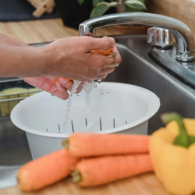 8 χαρακτηριστικά των ανθρώπων που καθαρίζουν καθώς μαγειρεύουν: Τι λέει η ψυχολογία