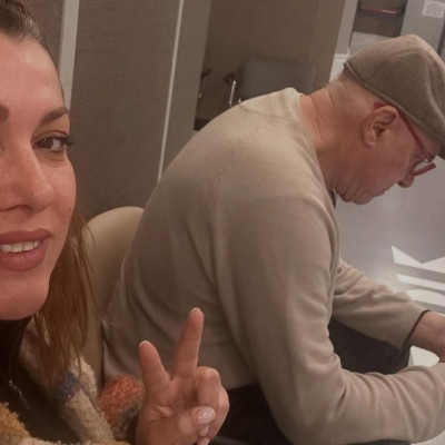 «Ψηλά το κεφάλι», γράφει η Κλέλια Ρένεση για τη μάχη που δίνει ο πατέρας της με τον καρκίνο