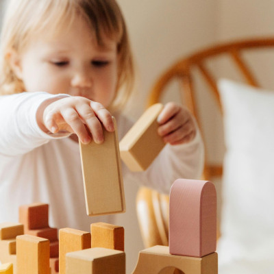 Παιχνίδι με πρωτοβουλία του παιδιού: γιατί το να κάνεις ένα βήμα πίσω το βοηθά να μάθει περισσότερα