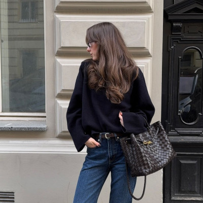 Τα καλύτερα navy πλεκτά για τώρα - Το διαχρονικό κομμάτι που αξίζει μια θέση σε κάθε γκαρνταρόμπα