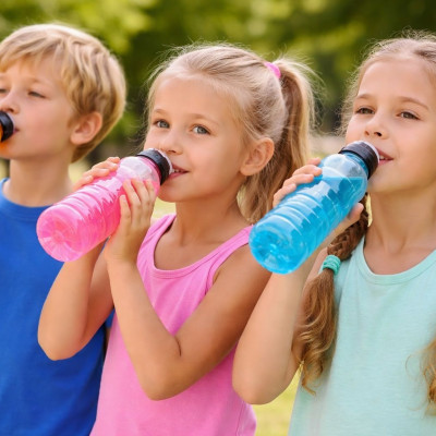 Μπορούν να πίνουν τα μικρά παιδιά ποτά με ηλεκτρολύτες;  Η άποψη της παιδιάτρου