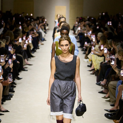 ΜFW: Ο οίκος Prada και η Bella Hadid αποδομούν τα looks του show με layering