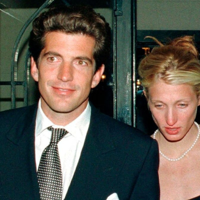 Kennedy Jr - Bessette: 4 μυστικά που αποκαλύφθηκαν από τη σειρά και ο ρόλος της μαμάς Jackie Ο.