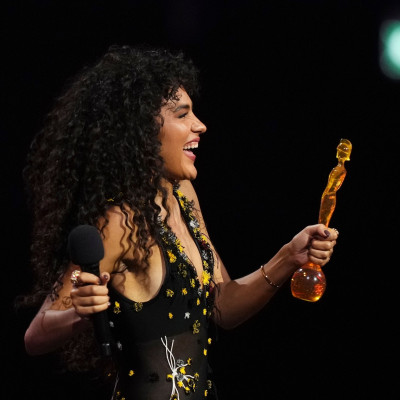 Τα Brit Awards 2026 έστεψαν την Olivia Dean βασίλισσα της βρετανικής pop: Δες όλους τους νικητές