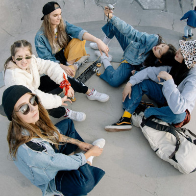 Οι φίλοι ή τα δημοφιλή παιδιά; Το ποιος έχει μεγαλύτερη επιρροή στους εφήβους ξαφνιάζει