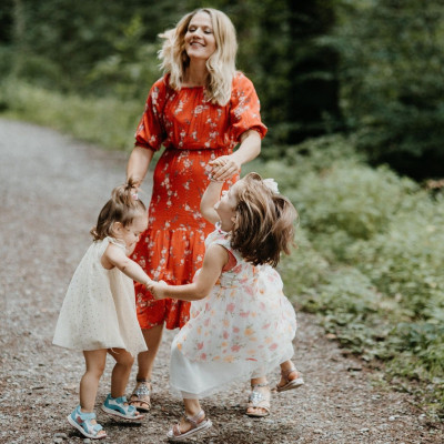 Μπορεί ο γονιός να μη συμπαθεί εξίσου τα παιδιά του αλλά να τα αγαπά το ίδιο; Τι απαντά η ψυχολόγος