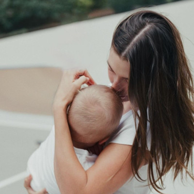 Hailey Bieber: Από την εγκυμοσύνη υψηλού κινδύνου στη μητρότητα με τον μικρό Jack