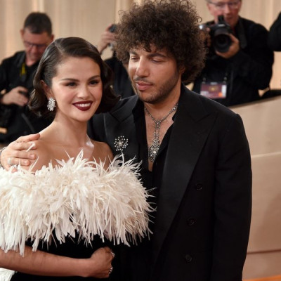 Η Selena Gomez ονειρεύεται τέσσερα παιδιά με τον Benny Blanco & μιλάει το Dorothea της Taylor Swift