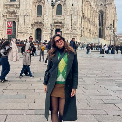 Η Κατερίνα Παπουτσάκη έβαλε τη φούστα που αποδομείται και προσαρμόζεται εύκολα από πρωινό σε βραδινό