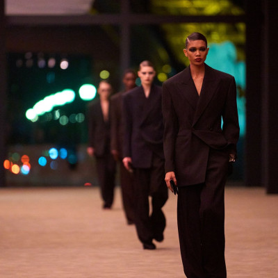 PFW: Αυστηρό black tailoring και bold contrast στο show YSL by Anthony Vaccarello