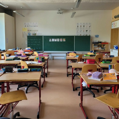 Μήπως τα μαθήματα ξεκινούν πολύ νωρίς το πρωί; Τι δείχνει μελέτη και γιατί οι μαθητές θα χαρούν