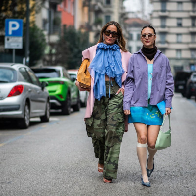 Το street style της Εβδομάδας Μόδας στο Μιλάνο αλλάζει όσα πιστεύαμε για τα έντονα χρώματα