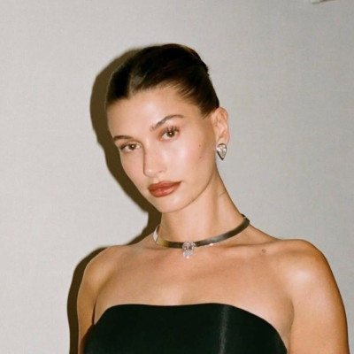 Η Hailey Bieber δοκίμασε ό,τι πιο νέο σε foundation και η επιδερμίδα της έμοιαζε χωρίς μακιγιάζ