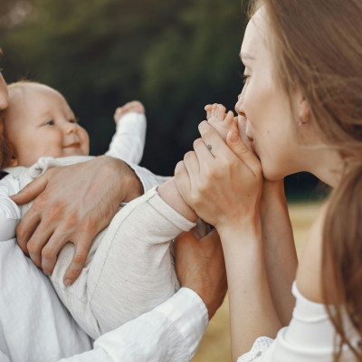 Νιώθεις ότι χάθηκε η σύνδεση με τον σύντροφό σου μετά τη γέννα; Είναι φυσιολογικό & δεν είσαι η μόνη