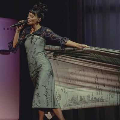 H Lily Allen έκανε το μεγαλύτερο expose με «revenge dress» που έχουμε δει (και έχουμε δει πολλά)