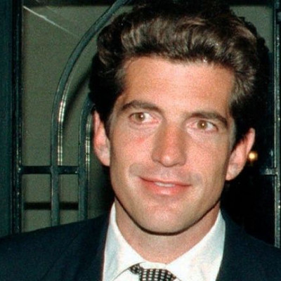 Ξέρουμε ποια προϊόντα δεν έλειπαν ποτέ από το μπάνιο του John F. Kennedy Jr.