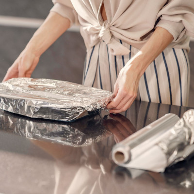 4 τρόφιμα δεν πρέπει ποτέ να τυλίγεις σε αλουμινόχαρτο λένε οι ειδικοί