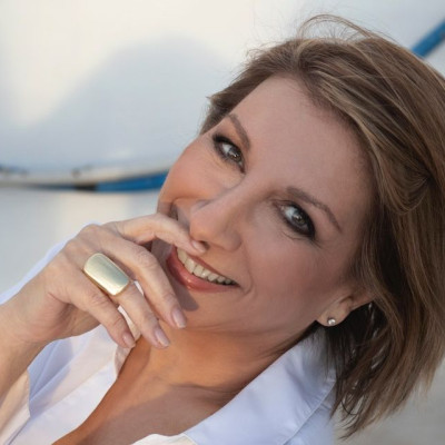 Η Λιάνα Καμπά βλέπει τα ρούχα ως εργαλείο που μας θωρακίζει απέναντι σ’αυτά που αντιμετωπίζουμε