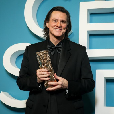 Stars, κλώνοι και viral θεωρίες συνομωσίας: Από τον Jim Carrey μέχρι τη Selena Gomez