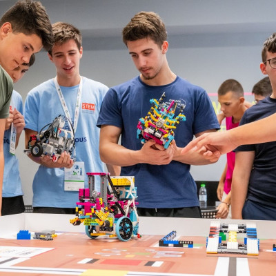 Η τεχνητή νοημοσύνη πρωταγωνιστεί στον Διαγωνισμό STEM 2026 με συνεργάτη την COSMOTE TELEKOM