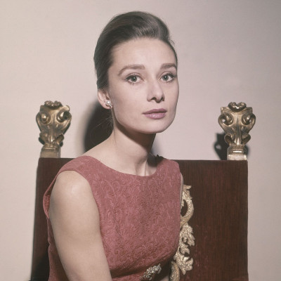 Η Lily Collins μπορεί να γίνει Audrey Hepburn; Ο γιος της θρυλικής σταρ απαντά όπως περιμέναμε