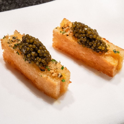 Πού μπορείς να δοκιμάσεις στα Εξάρχεια πιάτα από έναν σεφ βραβευμένο με δύο αστέρια Michelin;