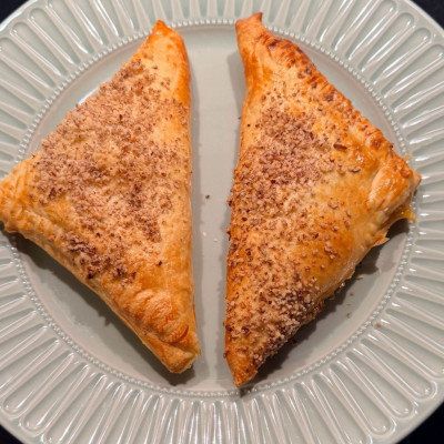 Συνταγή για Γλυκό σνακ σε χρόνο dt! Τραγανή σφολιάτα με Cream Cheese & μαρμελάδα